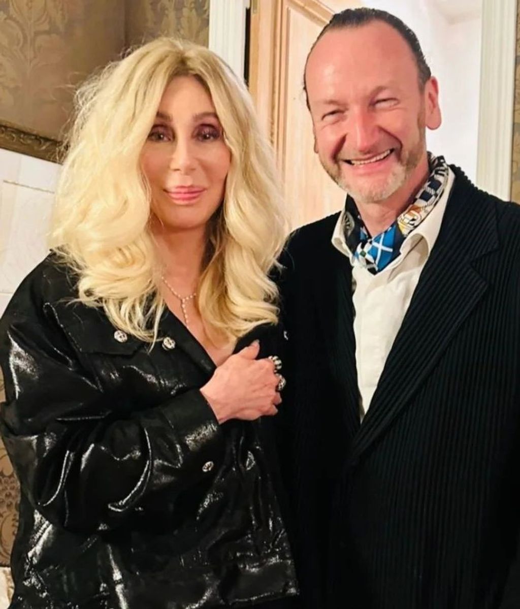 Cher junto al diseñador Charles Kaisin, artífice de su cumpleaños feliz.