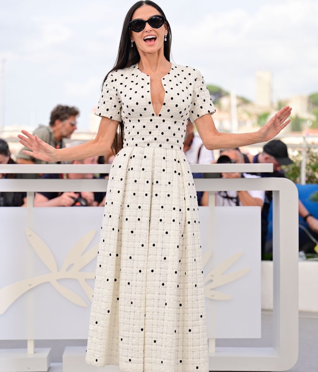 Demi Moore con un favorecedor vestido bicolor en Cannes