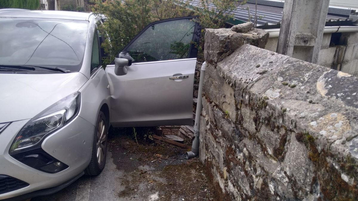 El vehículo de la mujer fallecida, tras descender varios metros y colisionar contra un muro de piedra.