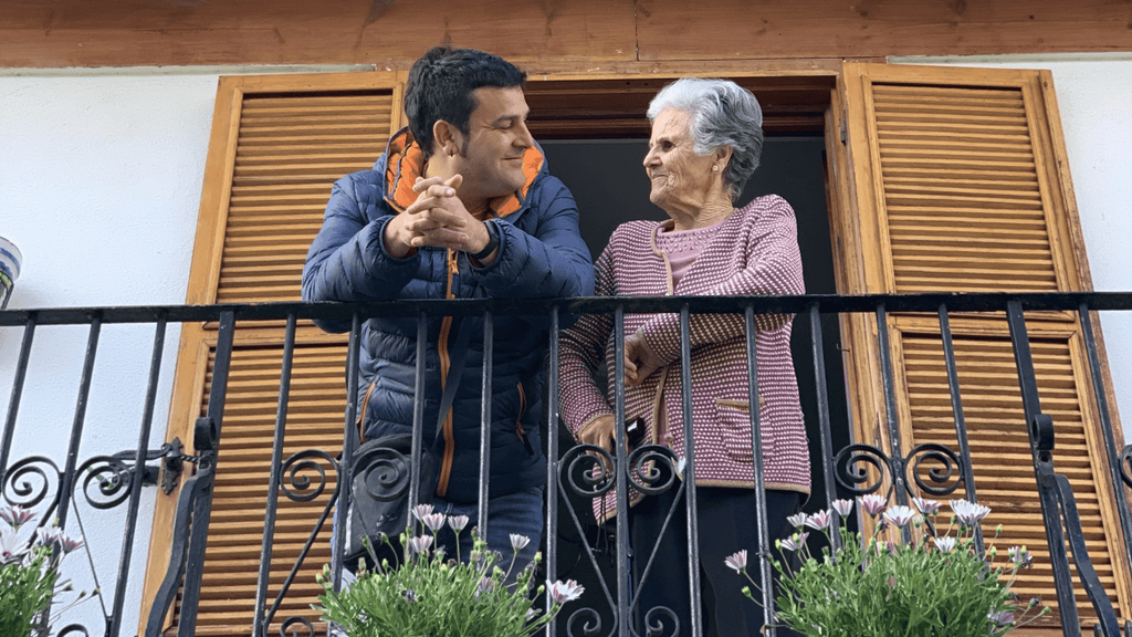 Esther Cirión junto a su nieto Alberto Martínez, en Artziniega