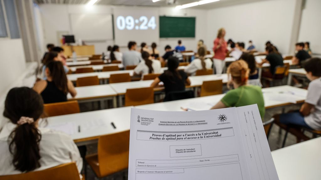 Estudiantes examinándose de las pruebas de la EBAU valenciana