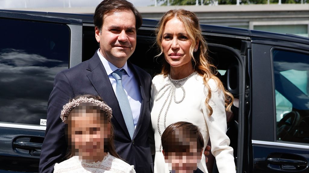 Gema Ruiz con su marido, Juan Díaz, y sus dos hijos en la comunión de la mayor, Julieta