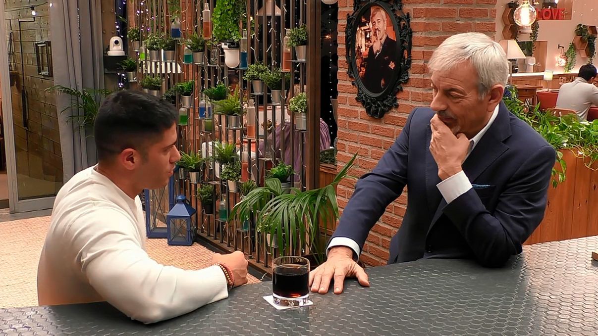Jordi junto a Carlos Sobera en 'First Dates'