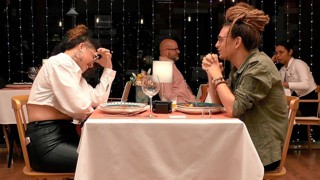 León y Carolina durante su cita en 'First Dates'