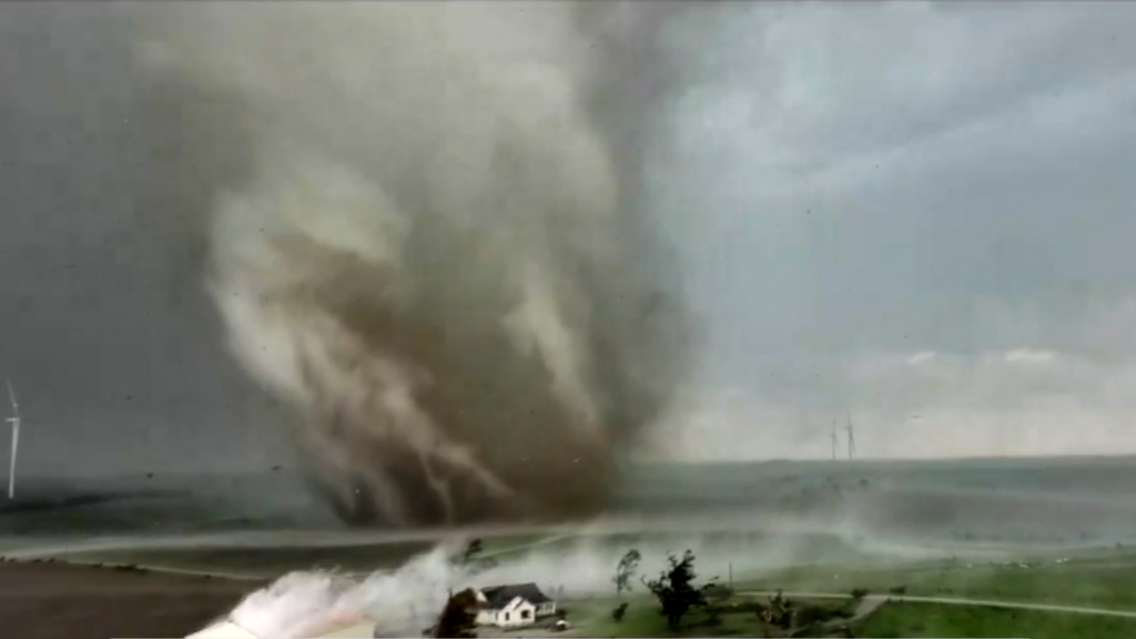 Un gigantesco tornado arrasa una población entera en Estados Unidos y deja sin energía a 200.000 personas