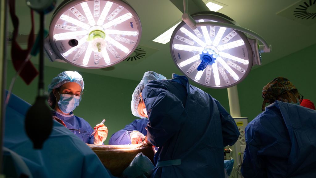 Un grupo de cirujanos en una intervención en un hospital público de Madrid