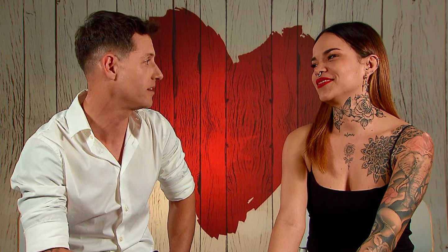 Carolina y Alejandro durante su cita en 'First Dates'