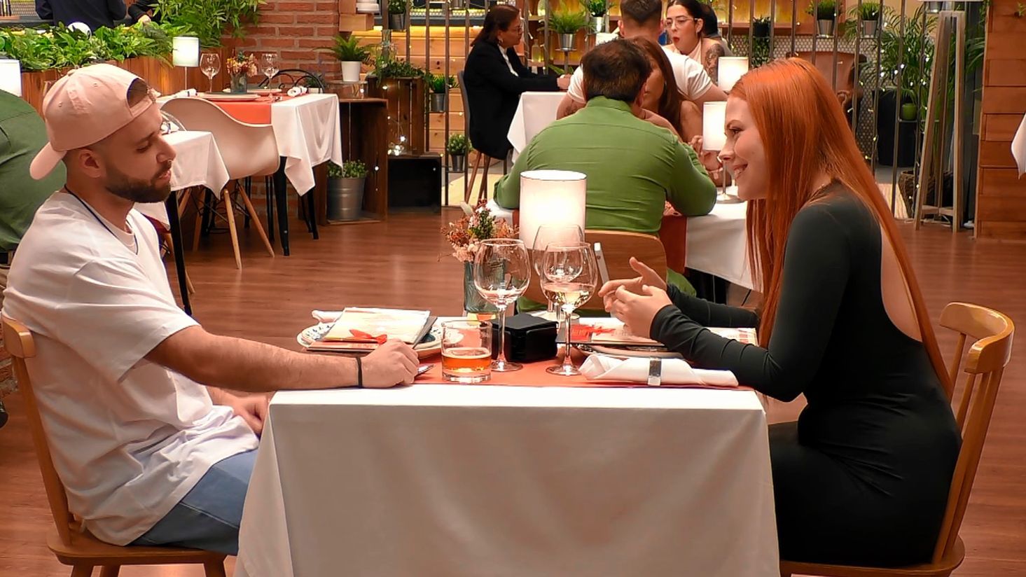 Cristina y Trinidad durante su cita en 'First Dates'