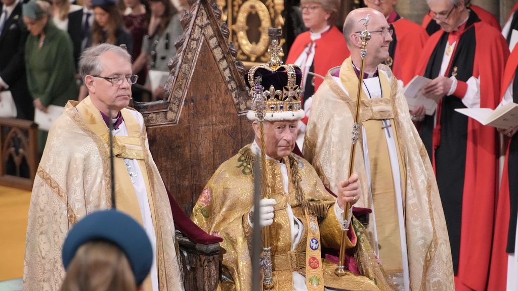 El rey Carlos III, en el trono