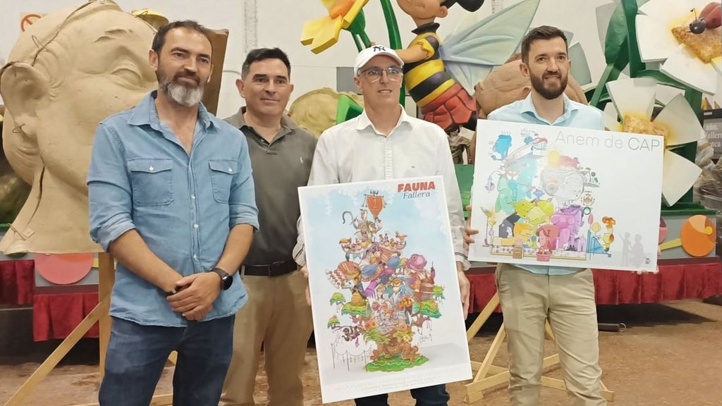 Los artistas presentando los bocetos de las Fallas Municipales de 2025