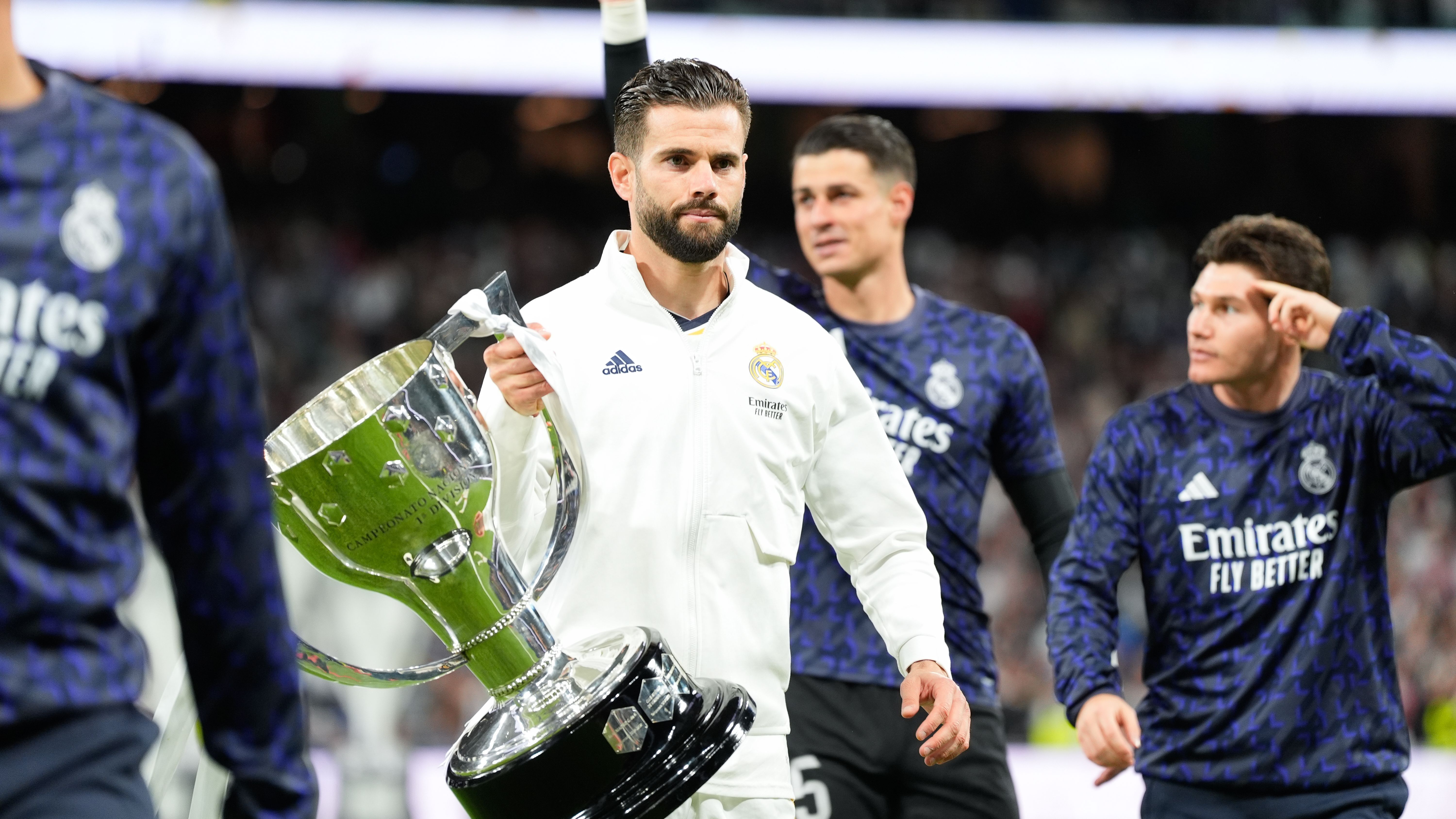 Nacho Fernández presentando el título de LaLiga al Bernabéu