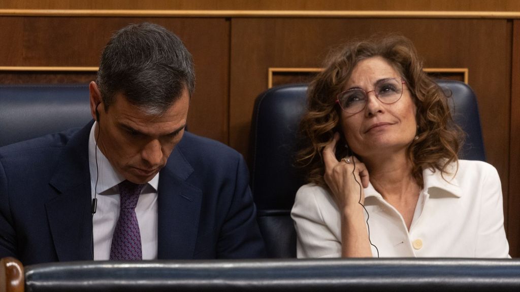 Pedro Sánchez y María Jesús Montero en el Congreso de los Diputados.