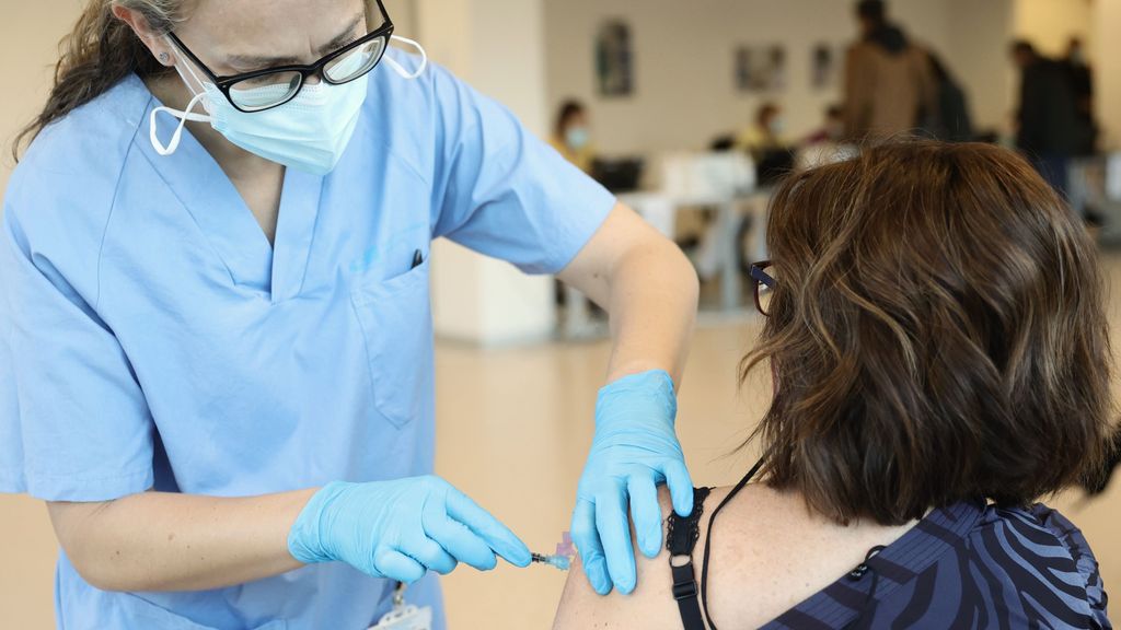 Una enfermera inyecta la vacuna contra el Covid-19
