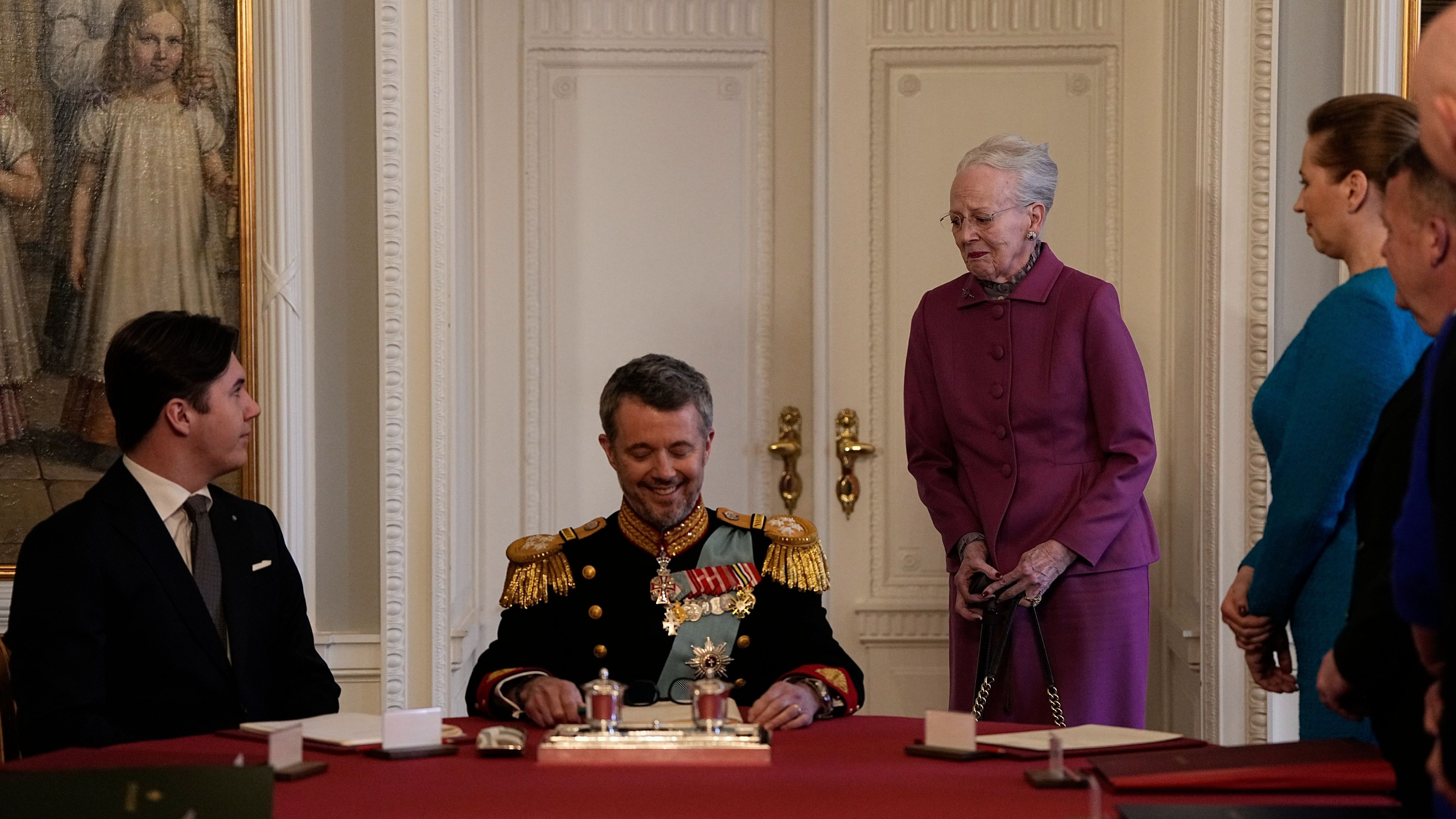 Mary de Dinamarca, dejando paso a su hijo Federico como nuevo rey danés, el 14 de enero de 2024.