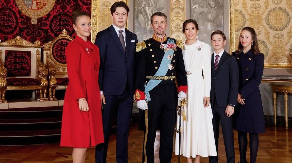 Los reyes daneses junto a sus hijos, el heredero Christian, Isabella, Vicente y Josephine, el día de la proclamación de Federico.