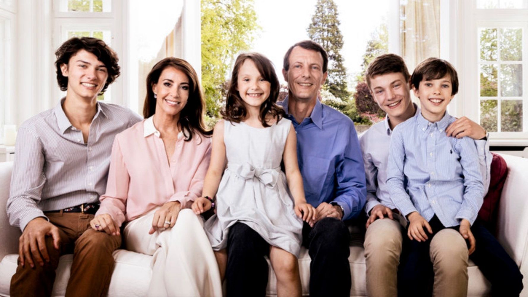 Joaquín de Dinamarca con su mujer, Marie, y sus cuatro hijos.