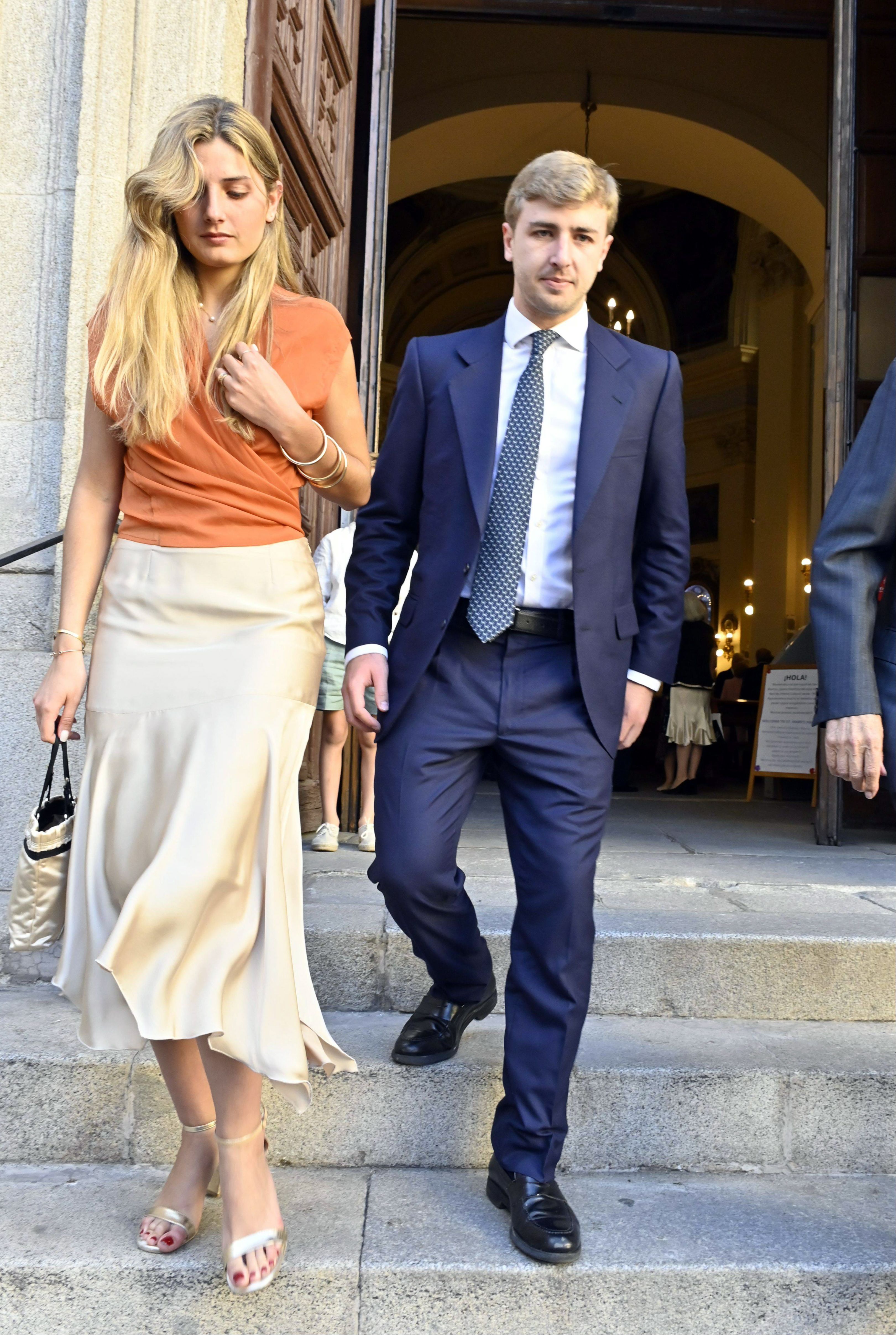 Amina y Luis Martínez de Irujo, a la salida del bautizo del hijo de los condes de Osorno