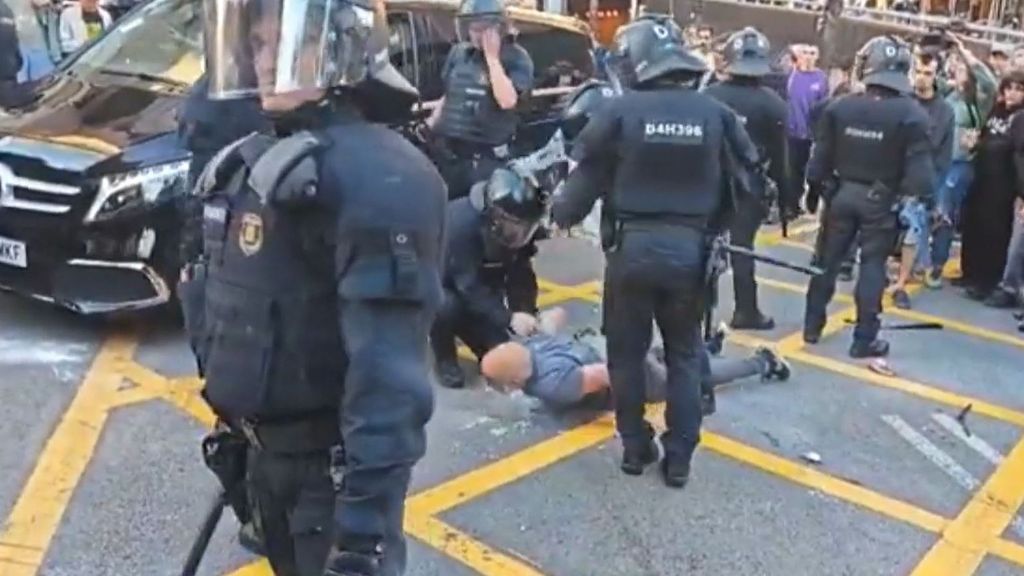 El desfile de Louis Vuitton desata la ira de los vecinos de Barcelona: un detenido y siete policías heridos