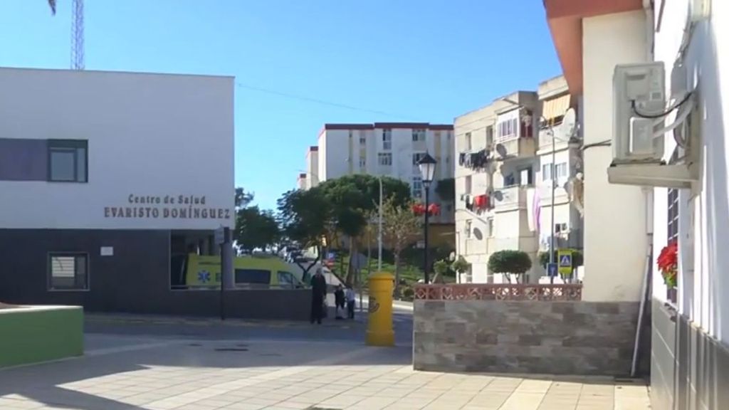 Exterior de la vivienda donde fue asesinato el empresario Salvi en San Roque, Cádiz