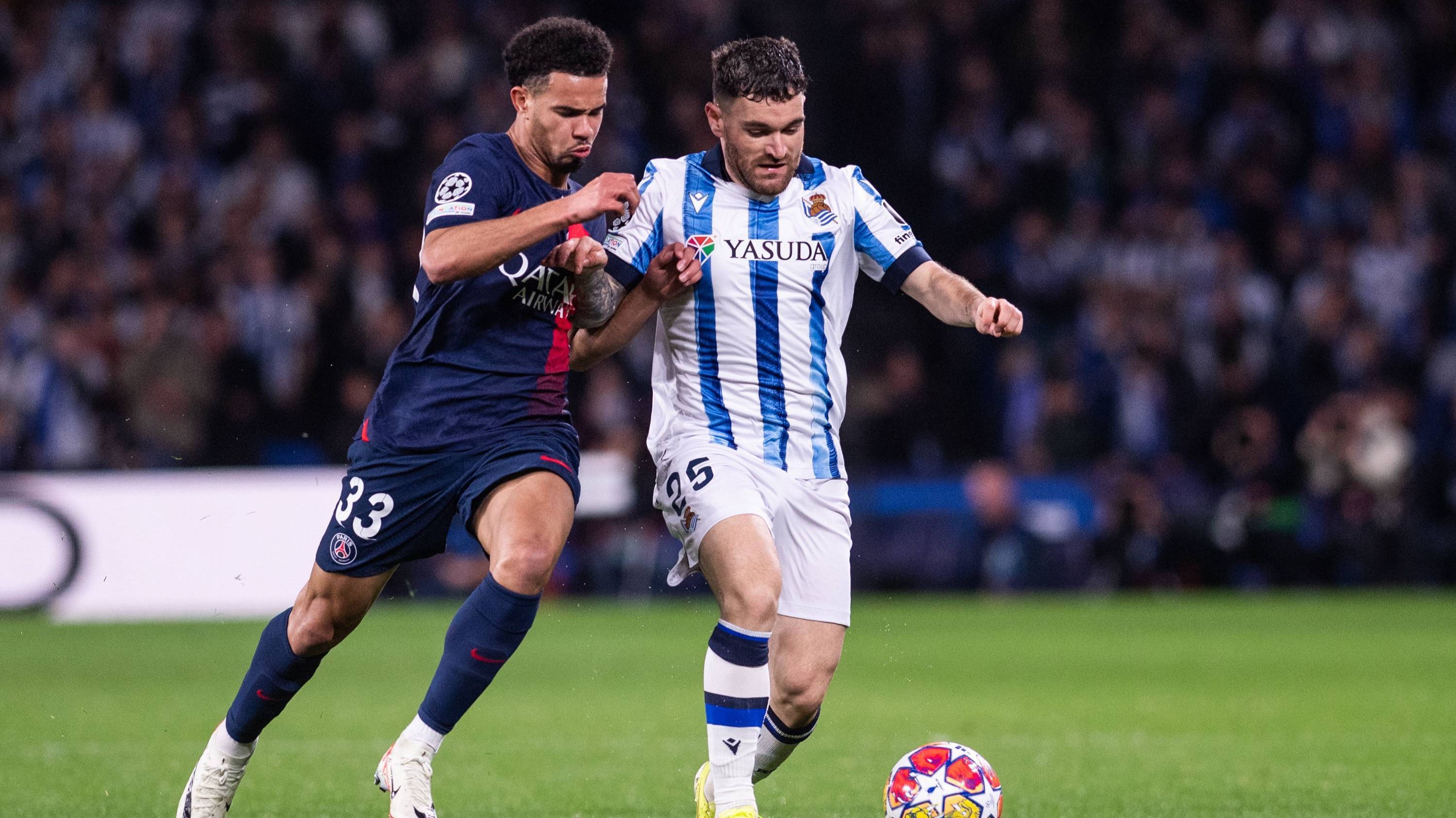 Javi Galán en la Real Sociedad vs PSG