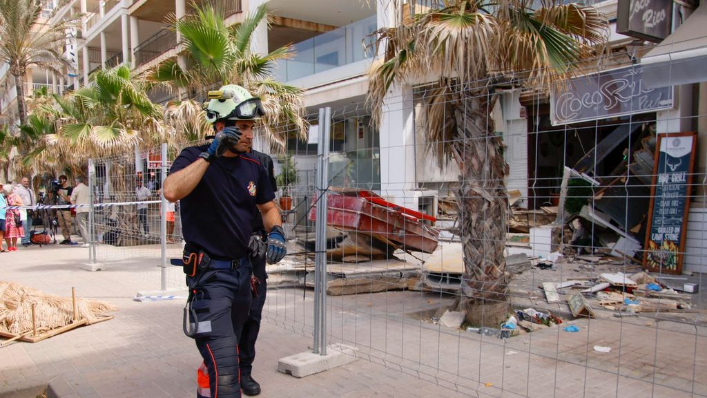 Los bomberos buscan durante toda la noche supervivientes entre los escombros del edificio derrumbado en Palma