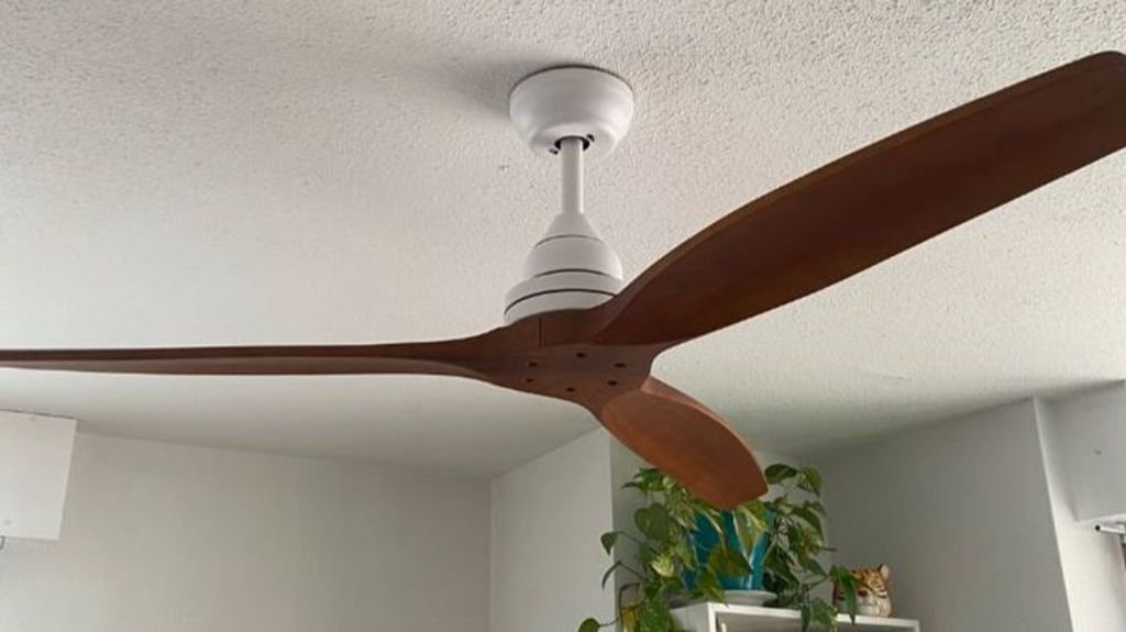La respuesta viral del técnico a un usuario que montaba su ventilador de techo