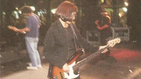 May, tocando de espaldas al público, con Los Planetas.