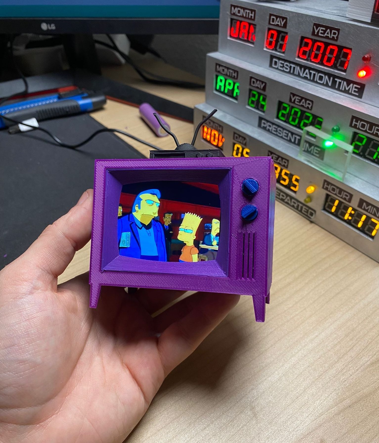 Tomás construye de todo. Desde armaduras hasta minitemevisores que reproducen todos los episodios de ‘Los Simpson’ en bucle.