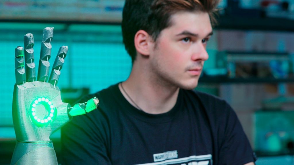 La historia de Tomás Castellanos, un joven capaz de crear unos brazos robóticos de la nada