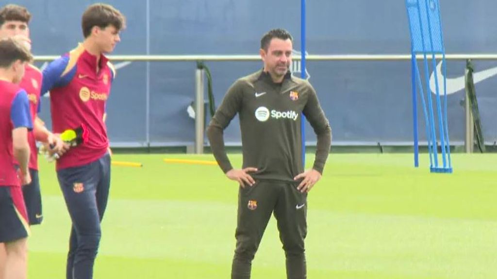 Abrazos, reflexión y despedidas en el último entrenamiento de Xavi con el Barça