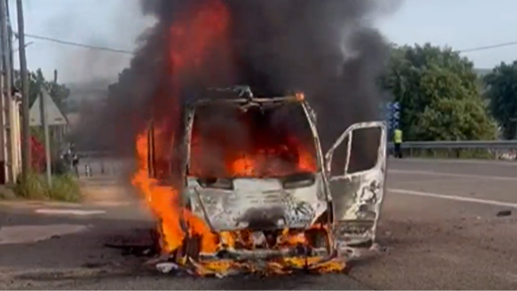 El presidente de la Diputación de Zamora y otros vecinos sofocan el incendio de un microbús