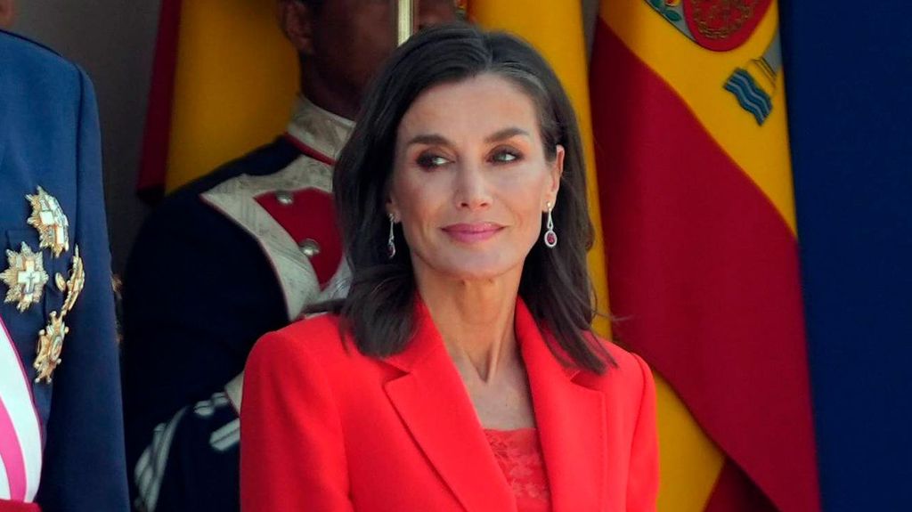 La reina Letizia recibe duras críticas por su 'look andrajoso' -Divinity