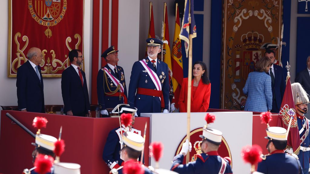 Los Reyes presiden el desfile de Día de las Fuerzas Armadas, en directo