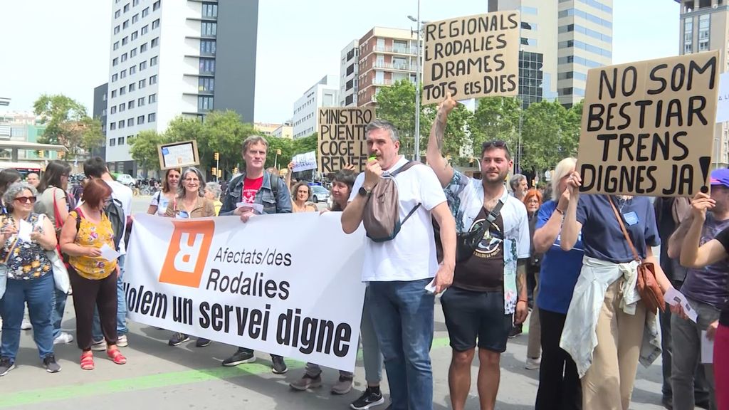 Protesta frente a la estación de Sants por las incidencias en Rodalies