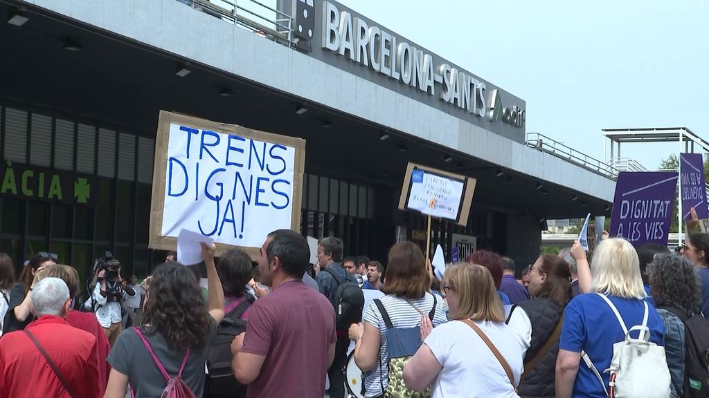 Protesta por incidencias en Rodalies en Sants, en Barcelona