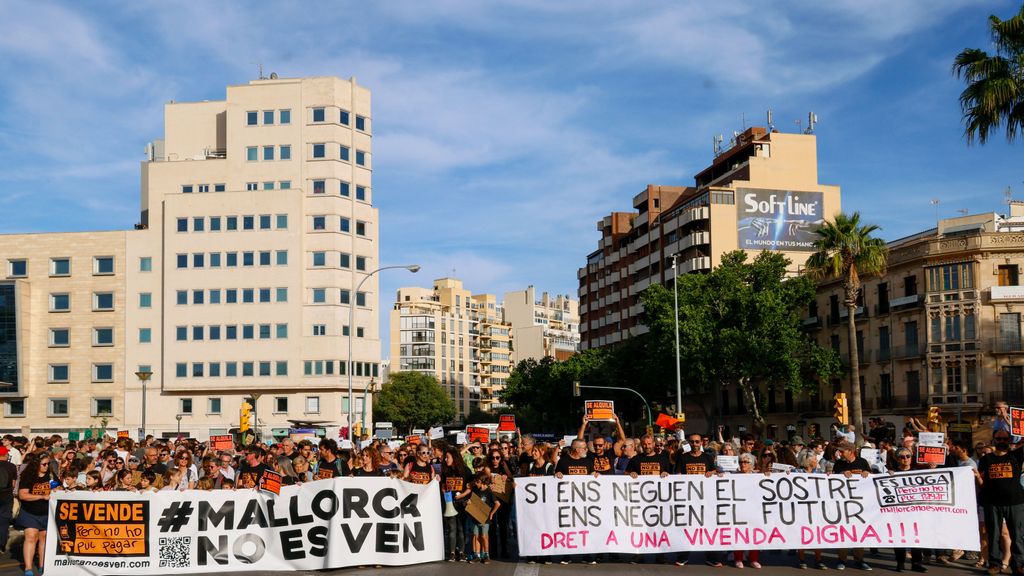 Unas 10.000 personas protestan en Palma contra el turismo masivo y por una vivienda digna