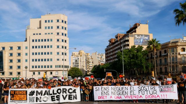 Unas 10.000 personas protestan en Palma contra el turismo masivo