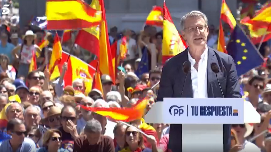 Alberto Núñez Feijóo interviene en la movilización del PP en la Puerta de Alcalá