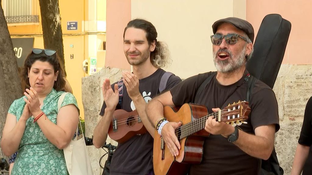 Artistas callejeros cantando en Valencia capital