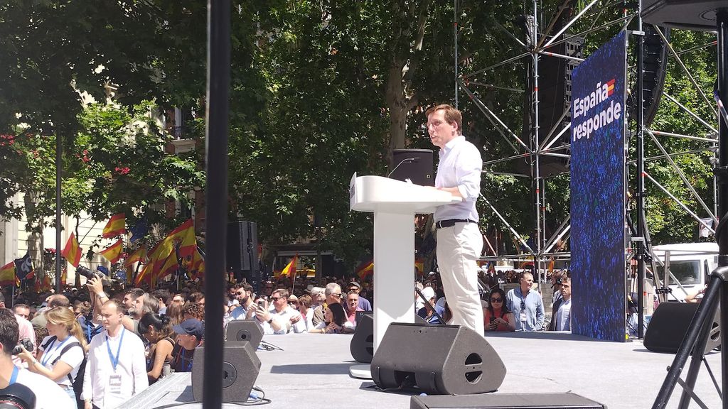 El alcalde José Luis Martínez-Almeida en la manifestación del PP en Madrid