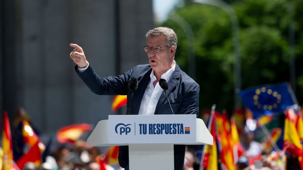 El líder del PP, Alberto Núñez Feijóo, interviene en la manifestación del PP en la Puerta de Alcalá