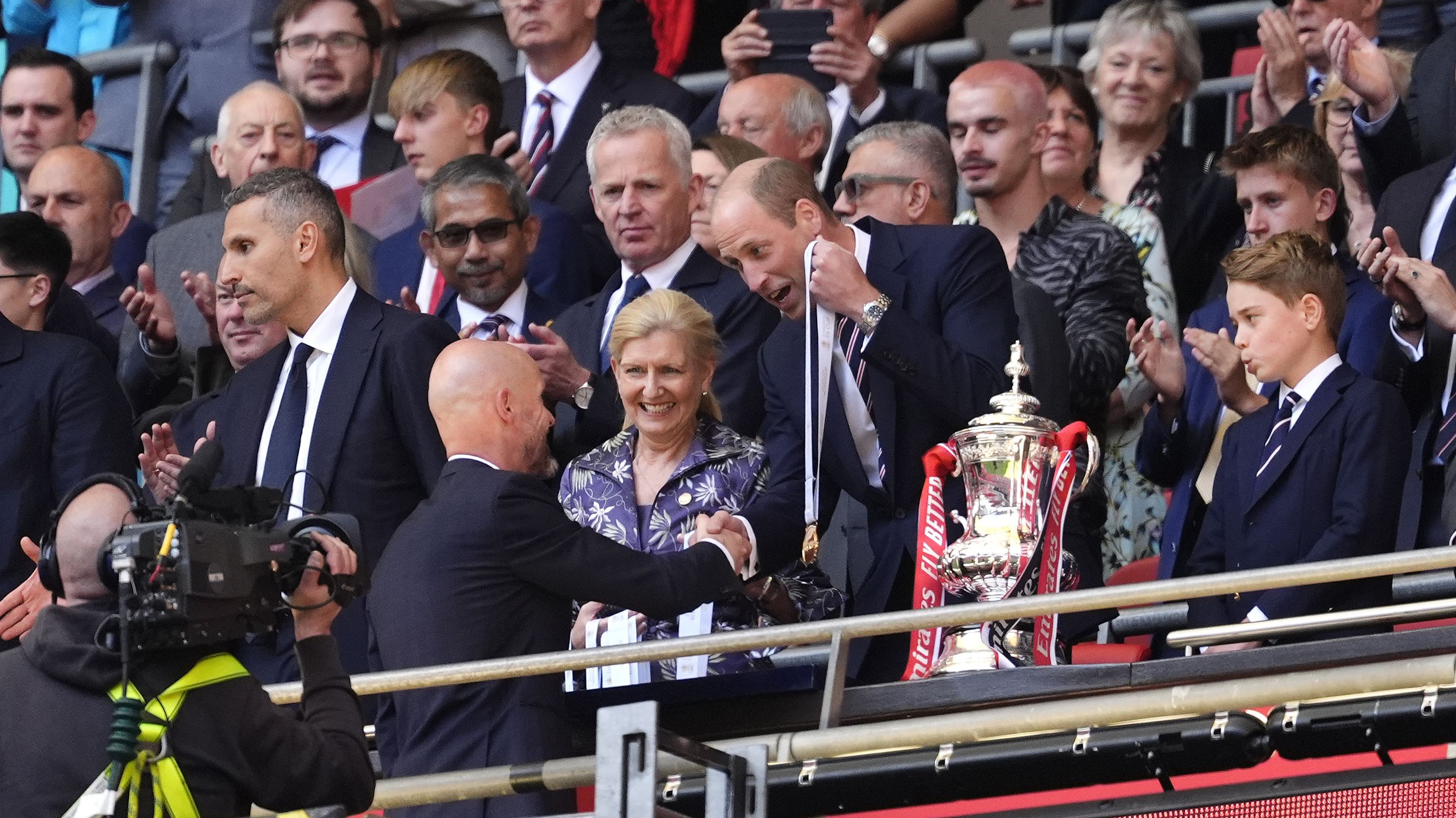 El príncipe Guillermo y su hijo George en el estadio de Wembley