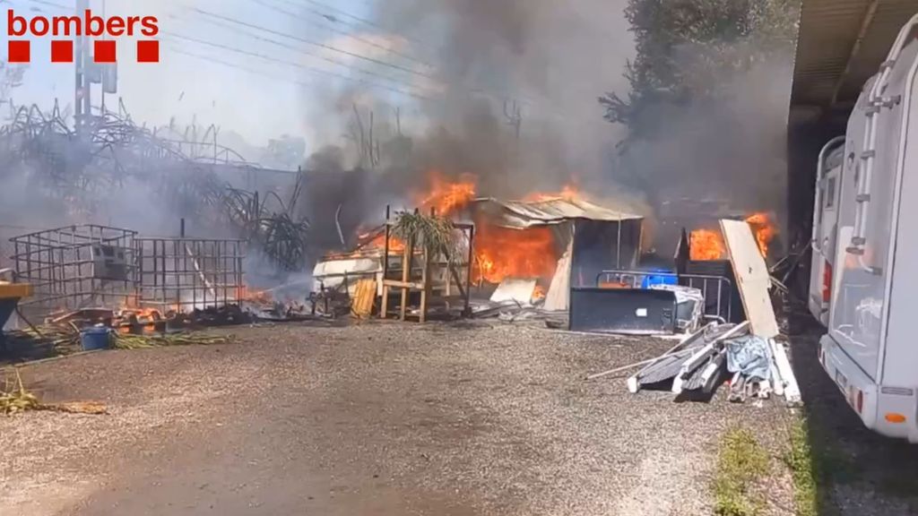 Incendio en una zona de caravanas en Montcada i Reixac