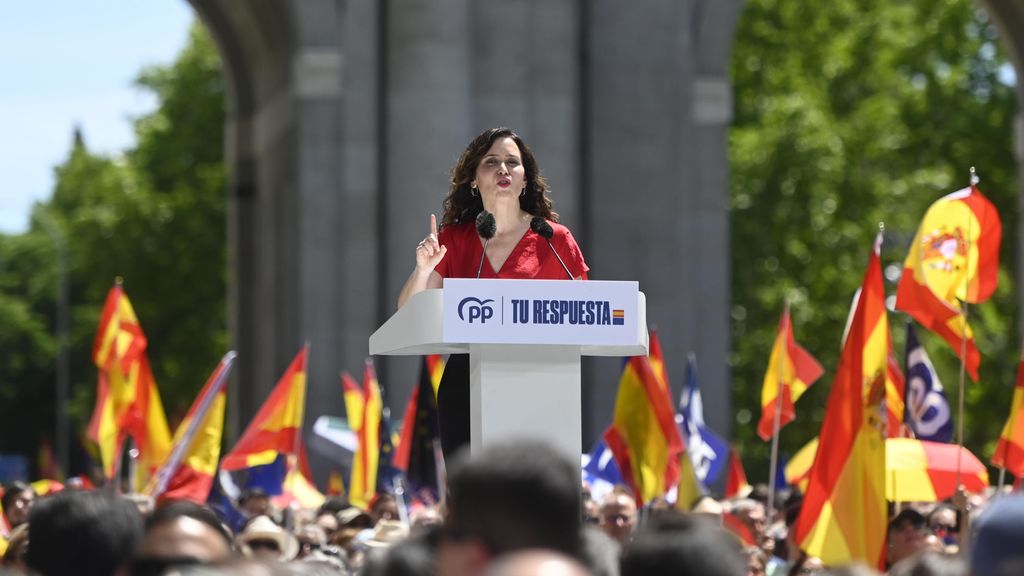 La presidenta de la Comunidad de Madrid, Isabel Díaz Ayuso, interviene durante una manifestación del PP, en la Puerta de Alcalá