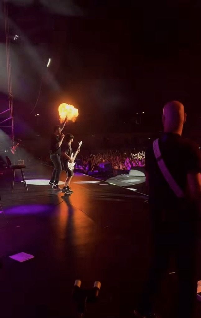Melendi con su hijo Marco en su concierto en Albacete