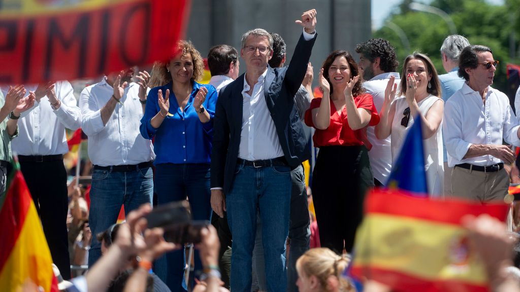 Multitudinaria manifestación del PP en la Puerta de Alcalá de Madrid: "El 9 de junio es un plebiscito entre España o Sánchez"