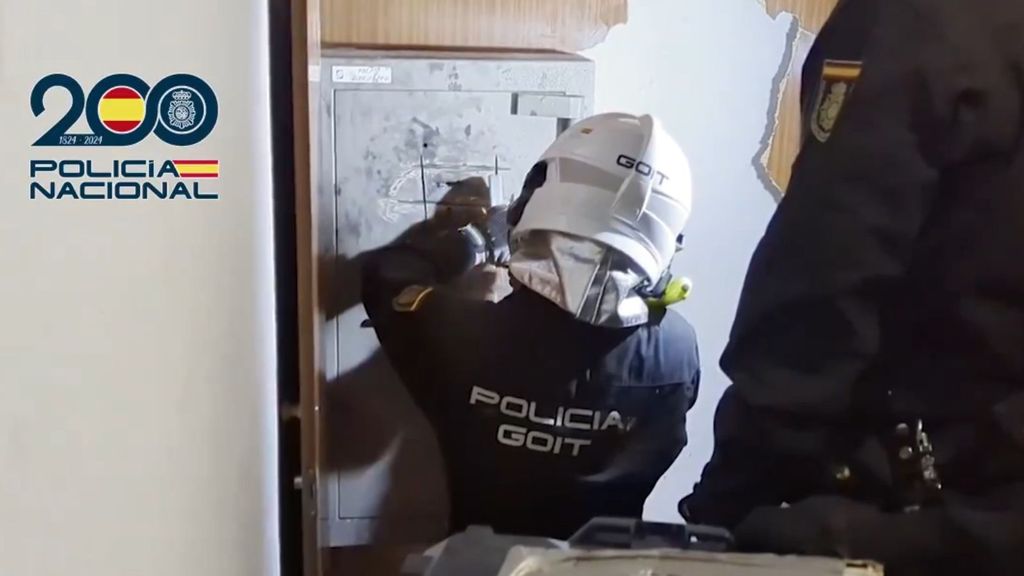 Policía tratando de abrir una caja fuerte
