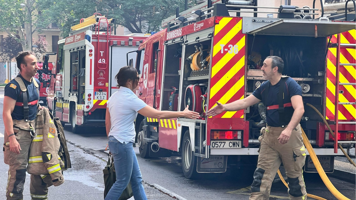 Un incendio en un edificio de Zaragoza obliga a desalojar a 12 personas por riesgo de derrumbe