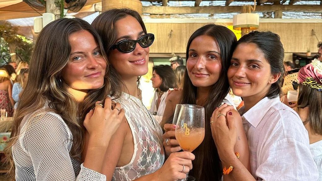 Bea Gimeno junto a María Pombo, Ale Navas y María García de Jaime.