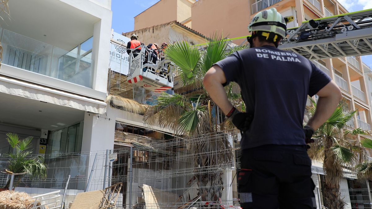 Bomberos inspeccionan la terraza colapsada del Medusa Beach de Palma